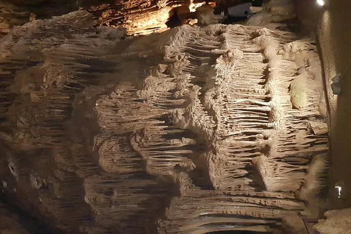 D'impressionnantes formations rocheuses de stalactites et de stalagmites magnifiquement éclairées à l'intérieur de la grotte de Resava.
