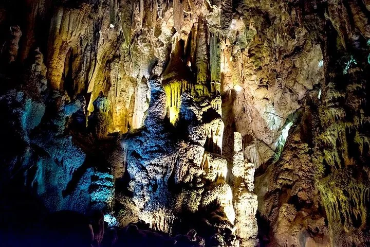 Stalaktiten und Stalagmiten, wunderschön beleuchtet im Inneren der Resava-Höhle.